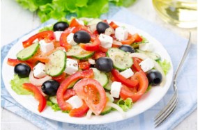 Греческий салат с лапшой из рисовой муки