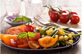 Хрустящий летний салат из кукурузы и томатов
