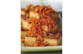 Стейки из тофу с салатом из моркови и кешью