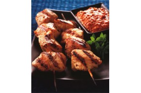 Курица на шпажках по-турецки с соусом из болгарского перца и орехов