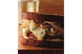 Сэндвич из фрикаделек с поджаренными луком и сыром с благородной голубой плесенью