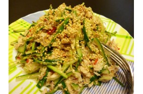 Вьетнамский салат с курицей и лаймово-кунжутной заправкой