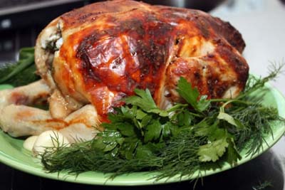 Курица с чесноком лимоном и травами, приготовленная на банке с пивом>