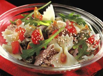 Салат с фарфалле, курятиной и летними овощами на гриле>