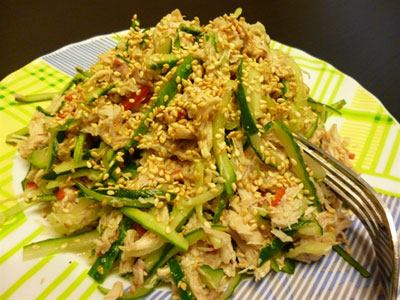 Вьетнамский салат с курицей и лаймово-кунжутной заправкой>