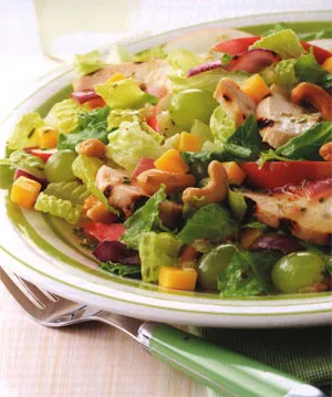 Салат с курятиной и яблоками с сыром чеддер и орешками кешью