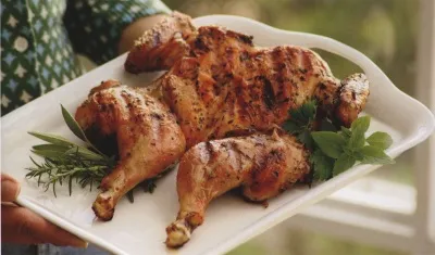 Мускатная курица под чугунной сковородой