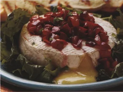 Бри в виноградных листьях с сальсой из винограда