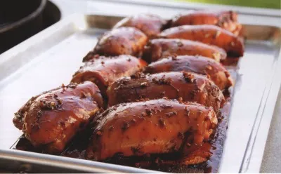 Куриные бедра, приготовленные на кедровой доске, в соево-имбирной глазури