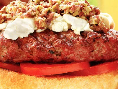 Бургеры из мяса ягненка с пастой из оливок и козьим сыром Бургеры из мяса ягненка с пастой из оливок и козьим сыром