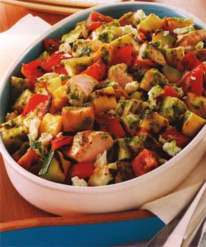 Панцанелла с филе куриной грудки и винегретным соусом с травами