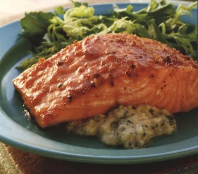 Лосось на кедровой дощечке с соусом таратор