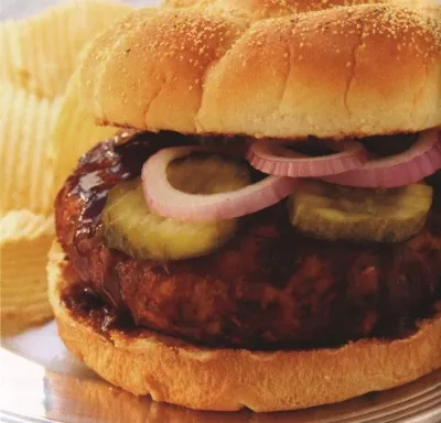 Бургеры из индейки на кленовых дощечках Бургеры из индейки на кленовых дощечках