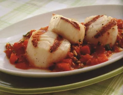 Гребешки с соусом из поджаренных на гриле томатов