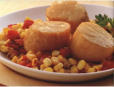 Гребешки-гриль на кедровой дощечке с салатом из кукурузы