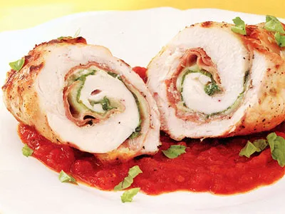Куриные инвольтини с ветчиной и базиликом