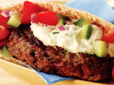 Кюфта в пите с салатом из огурцов и томатов