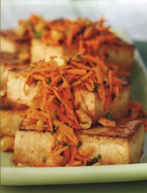 Стейки из тофу с салатом из моркови и кешью
