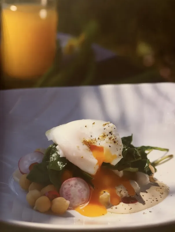 Бранч: Яйца пашот на подушке из мсабахи с шпинатом | Академия Гриль®