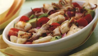 Салат из кальмаров под гнетом из кирпичей