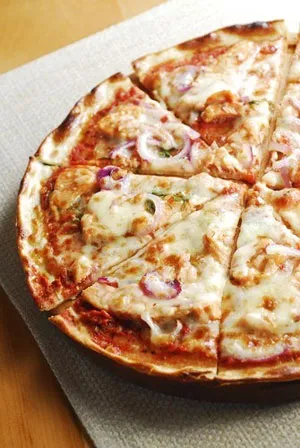 Пицца-гриль с куриным мясом и копчёной моцареллой