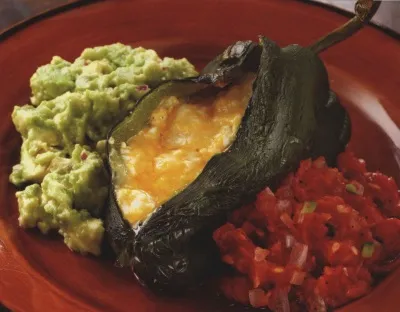 Фаршированные чили с томатной сальсой и гуакамоле