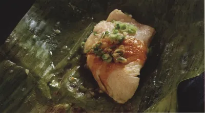 Угольная рыба в банановых листьях с имбирем и мисо