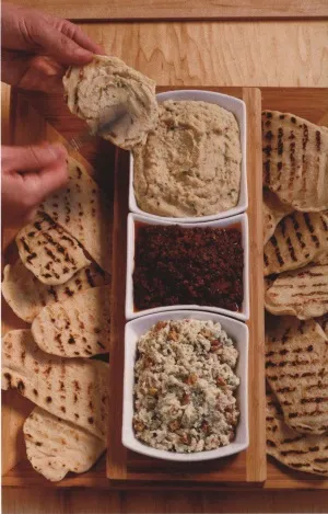 Грилированные лепешки с тремя видами паст