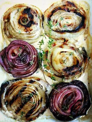 Запеченный лук с гриля на древесном угле