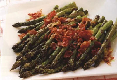 Зеленая спаржа с ветчиной и лимонным винегретом