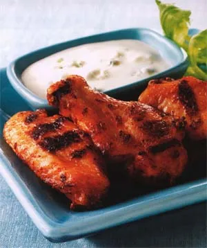 Пикантные куриные крылышки заправленные сыром с благородной голубой плесенью Пикантные куриные крылышки заправленные сыром с благородной голубой плесенью