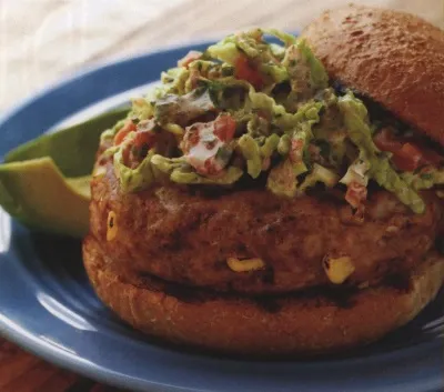 Бургеры из индейки с капустным салатом Бургеры из индейки с капустным салатом