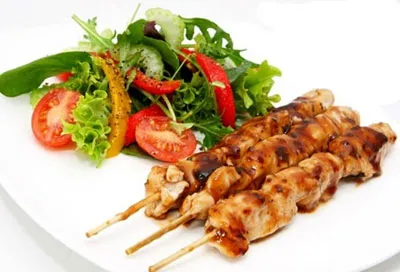 Куриные сувлаки с заправкой из овечьего сыра и мяты