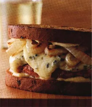 Сэндвич из фрикаделек с поджаренными луком и сыром с благородной голубой плесенью Сэндвич из фрикаделек с поджаренными луком и сыром с благородной голубой плесенью