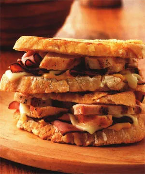 Сэндвич с курицей, ветчиной и сыром