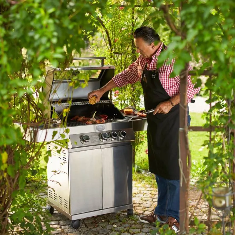 Газовый гриль-барбекю в загородном доме