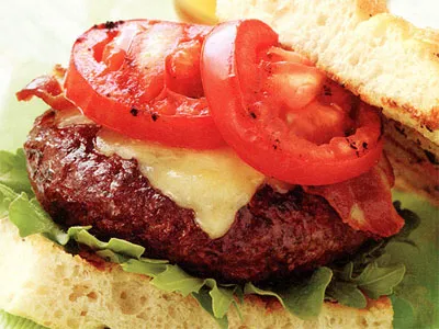 Бургеры с красным вином на лепешках фокачча с розмарином