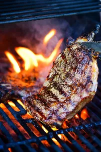 Сочный стейк рибай на гриле — по-американски Сочный стейк рибай на гриле — по-американски