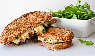 Сэндвич с курятиной в медово-горчичном маринаде с авокадо и рукколой