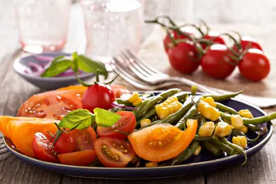 Хрустящий летний салат из кукурузы и томатов