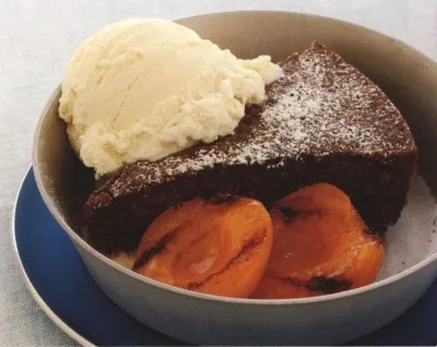 Имбирная коврижка с грилированными абрикосами