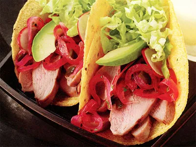 Такос с утиной грудкой и кислой сальсой из лука и апельсинового сока