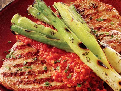 Свиные эскалопы с соусом ромеско