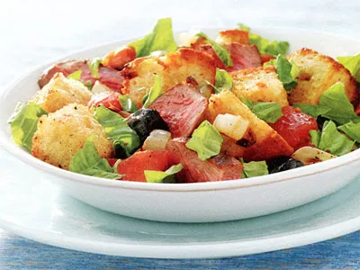 Салат с гренками и стейком