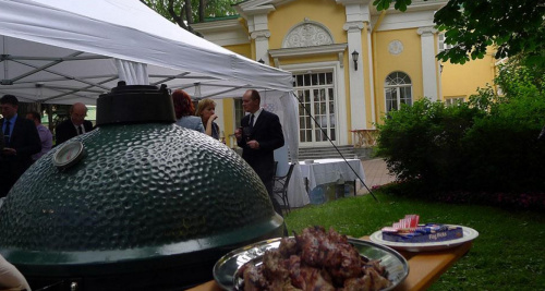Big Green Egg Керамический гриль размер M на подставке с отсекателем жара и кочергой (АКЦИЯ)